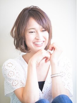 ナチュラルなカジュアルヘアで抜け感のある褒められ髪に◎トレンドを押さえた大人女性が集うサロン＊