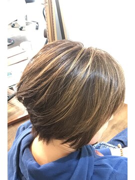 カルネ(Karne) ショートボブ、ハイライトカラー