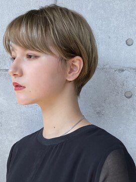ピークアブー 銀座中央通り(PEEK-A-BOO) 耳かけハイトーンショート