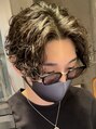 フィフスジングウマエ 原宿(fifth JINGUMAE) センターパート波巻きスパイラルパーマ[フェード/メンズカット]