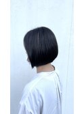 くすみ系エメラルドカラー × 前下がりボブ