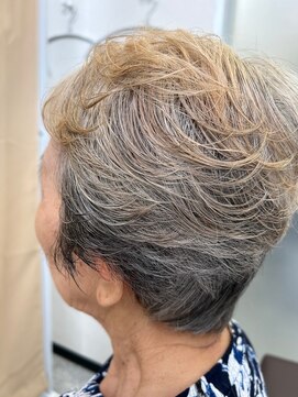 サンひまわり 高来店 グレーヘアのショートスタイル