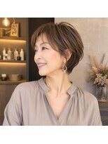 バグズ(Baguz)&nbsp;40代50代小顔ひし形ショートレイヤー艶カラー上品ショートボブ