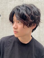 フィフス(fifth)&nbsp;センターパート　スパイラルパーマ　コンマヘア　ツーブロック