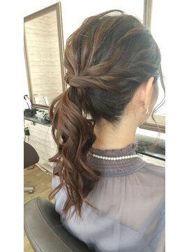 アンフィ(Amphi) 下目ポニーテール