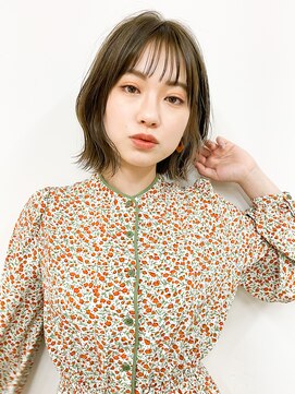 ミィ 浦和(mee) ボブ　ミディアム　前髪　外ハネ　ベージュ　透明感