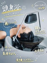 半個室、完全個室サロンであり、頭浸浴(トウシンヨク)など幅広いメニュー展開が魅力。[一社/ヘッドスパ］