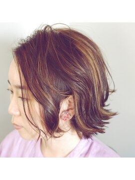 マロウズ(Marrows) 柔らかアッシュベージュのショートボブ