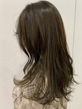 エスカーラ 表参道(THE ESCALA) オリーブカラーで作る韓国風スタイル【タビラマユミ】