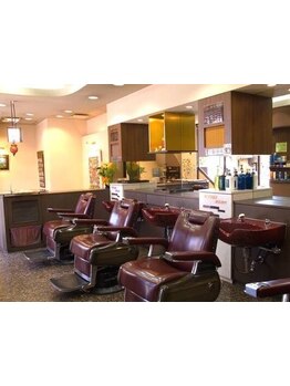 1階はメンズフロア、2階はレディースフロアで分かれているから、気にせず寛げる居心地のいいサロンです◎