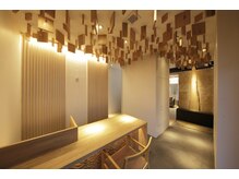 シークエストアンドシプラス(C/QUEST&C-plus)の雰囲気（木の温もりを感じる落ち着いた店内で、撮影もサロン内で行える。）