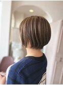 カーキベージュのショートボブ
