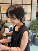 前髪長めの大人ショートで横顔美人