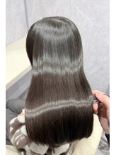 ダメージレスにこだわる質感、美髪矯正で感動の手触りへ。