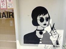 ゴロクヘアー(56 hair)の雰囲気(マチルダの壁絵が目印です★駅近ですが閑静な場所にあります★)