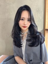 リリー(Lilly)&nbsp;流れる前髪+レイヤーカット×グレージュで大人韓国ヘアに