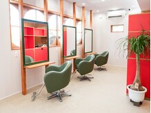 チューリップ(TULIP)の雰囲気（赤い棚と深い緑のチェアが目を引く、モダンでお洒落な店内。）