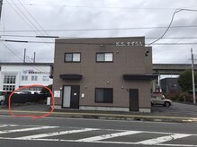 リー(Lea)の雰囲気（お店の外観と左手が第一駐車場です。）