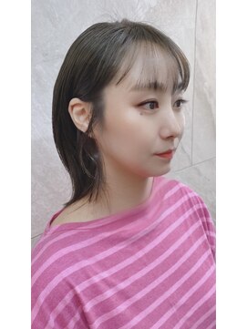 ドゥマン(Demain) 大人可愛い耳かけミディアムヘアベージュグレーカラー透明感