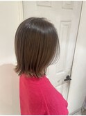くびれレイヤーグレーベージュカラー短めバング大人ヘア