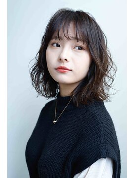 モコ(MOCO) 前髪は流して華やかに甘さを残したひし形シルエットパーマ