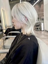 ダブルトーキョー シブヤ(W-TOKYO SHIBUYA) ショートウルフカットハイトーンホワイトカラーウルフレイヤー