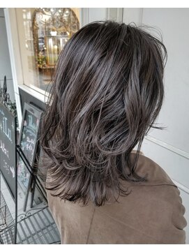 イル(iLu.) ウルフカット/ミディアムウルフ/ウルフヘア/ダークアッシュ