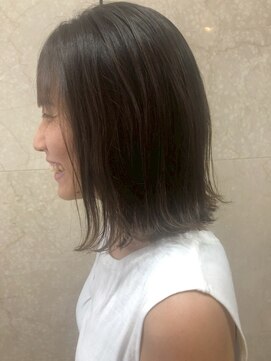 ダリア(Dahlia) 軽やか外ハネミディ｜ナチュラル質感