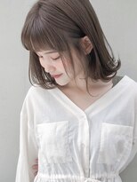 アッシュグレージュカラーで抜け感UP