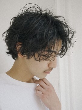 キュー(Cue_) 無造作なニュアンスが雰囲気良いメンズパーマスタイル