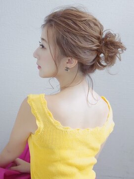 フォンズ(FONS) RIKA ルーズお団子アレンジ 後れ毛までかわいいゆるふわアレンジ