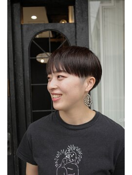 カムジーヘッドカミノウラ(COMEGHEAD KAMINOURA) 刈り上げマッシュショート