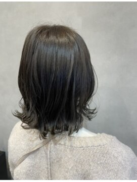 アチーブリス(achieve Liss) 黒髪暗髪透明感透け感グレージュ 無造作外ハネミディ