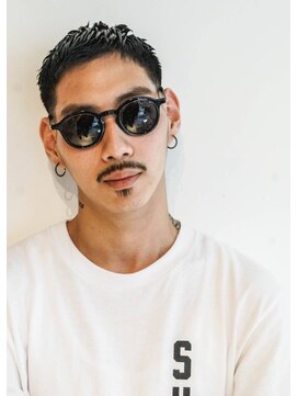 メリケンバーバーショップ コウベ(MERICAN BARBERSHOP KOBE) ネープレス刈り上げウェットショートスタイル@1