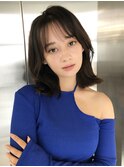 黒髪ツヤカラー地毛外ハネミディアム斜めバンググレージュカラー