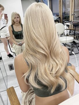 ハチ(HACHI) 毛先はオンカラーなしの"リタッチ＆リタッチ"ブロンドベージュ