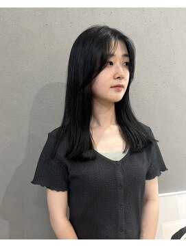 フィルジュ(FiLUGE) ミディアムヘア×ブルーブラックカラー