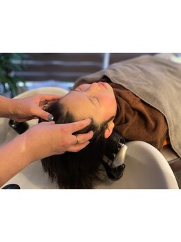 日頃の疲れた心と身体に癒しのご褒美を♪髪も心も元気にするヘッドスパで、髪の乾燥や頭皮の悩みを解消！