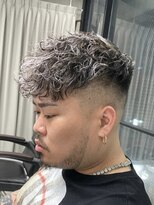 イーラ(era)&nbsp;スペインカールハイライトフェード刈り上げメッシュパーマ