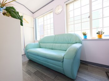 アッシュ美容室の写真/女性ならではの目線で経験豊富な女性スタイリストが丁寧に寄り添うサロン。髪のお悩みも気軽に相談できる♪