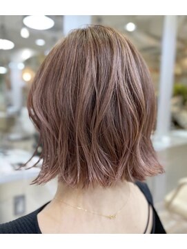 プラグ(Plug) 外ハネショートゆる巻ハイライトケアブリーチペールピンク