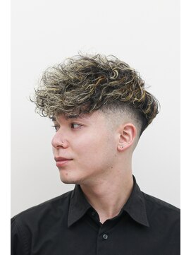 メンズスキンフェードスペインカール