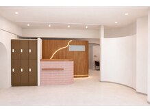 tokinone【3/18 NEW OPEN（予定）】の雰囲気（店内は上品な白を基調に、木の温もりを感じられる落ち着いた空間）