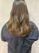 キチ(kichi.)&nbsp;[kichi.] ロングヘア×スモーキーベージュ