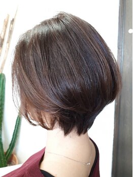 ルーバーブヘアー(Rhubarb hair)の写真/首元のラインまで美しい小顔見え×簡単スタイリング☆周りから褒められるショートに♪扱いやすいスタイルへ