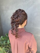 トーン(tone)&nbsp;ツインポニーテール｜編み下ろしアレンジ/お呼ばれ/パーティヘア