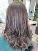 髪の毛が柔らかく見えるアッシュグレージュ