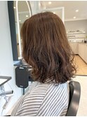 ナチュラルウェーブが魅力のミディアムスタイル