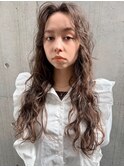 ロング強めスパイラルパーマ暗めカラーウェーブヘアハードパーマ