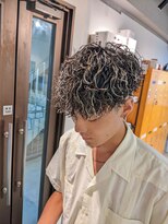 コワファーストナガサキシャンプーボーイ(COIFF1RST NAGASAKI SHAMPOO BOY)&nbsp;ホワイトハイライト×Mixスパイラルパーマ